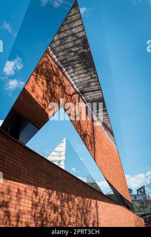Le Mémorial national des noms de l'Holocauste à Amsterdam rend hommage aux victimes juives de l'Holocauste avec un labyrinthe de miroirs brisés montrant le nam Banque D'Images