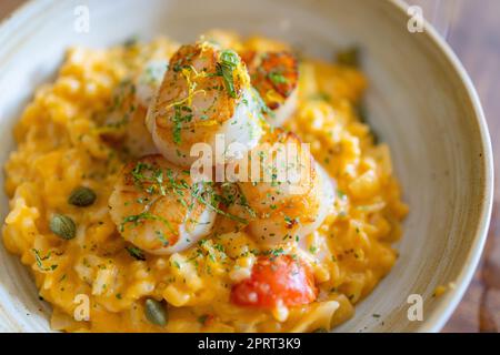 Plat de risotto aux noix de Saint-Jacques au restaurant Banque D'Images