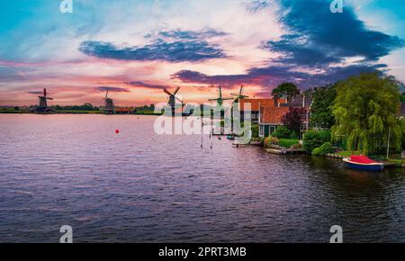 Coucher du soleil au-dessus des maisons et moulins à vent de Zaanse Schans aux Pays-Bas Banque D'Images