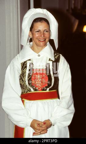 LA REINE SILVIA DE SUÈDE en costume folklorique local lors de sa visite à Blekinge, dans le sud de la Suède Banque D'Images