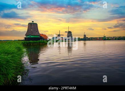 Coucher du soleil au-dessus des maisons et moulins à vent de Zaanse Schans aux Pays-Bas Banque D'Images