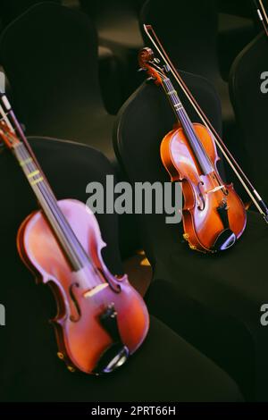 Vue détaillée de deux violons sur certaines chaises. Banque D'Images