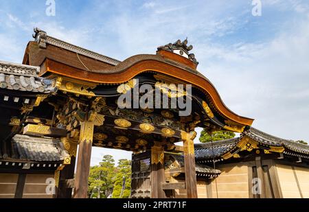 Une photo en gros plan de la porte du palais de Ninomaru, une partie du château de Nijo. Banque D'Images