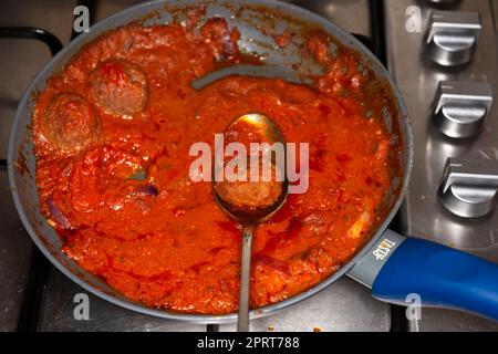 Boulettes de viande faites maison à la sauce épicée Banque D'Images