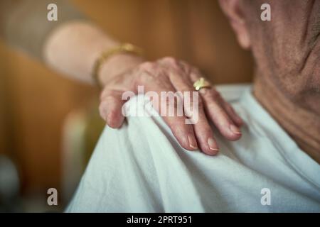 De vrais amis restent avec vous jusqu'à la fin. Une femme âgée non identifiable touchant l'épaule de son mari dans une maison de vieillesse Banque D'Images