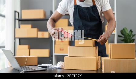 Idées d'affaires en ligne homme d'affaires asiatique tenant des boîtes de colis se préparant à livrer aux clients avec joie Banque D'Images