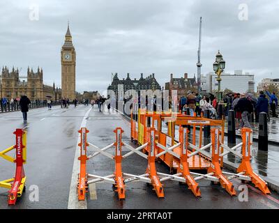 Westminster, Londres, Royaume-Uni. 23rd avril 2023. Mesures de sécurité sur le pont de Westminster le jour du marathon de Londres. Plus de 45 000 coureurs ont participé au marathon de Londres aujourd'hui, ce qui a amassant plus de 60m 000 livres pour des œuvres caritatives. Malgré la pluie, le parcours a été rempli de supporters qui applaudissent aux coureurs. Crédit : Maureen McLean/Alay Banque D'Images