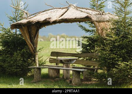 Un vieux belvédère en bois pour se détendre dans le parc. Équipé de tables et de bancs en bois. Banque D'Images