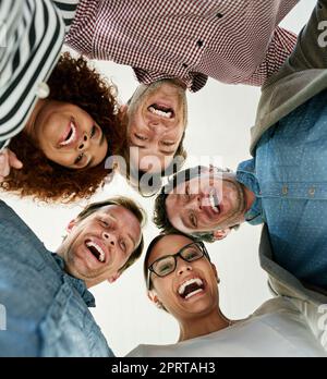 Succès de l'équipe. Portrait d'un groupe de collègues souriants lors d'un caucus Banque D'Images