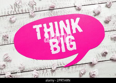 Légende conceptuelle : « Think Big ». Idée d'affaires de planifier pour quelque chose de haute valeur pour ceux eux-mêmes ou pour la préparation Banque D'Images