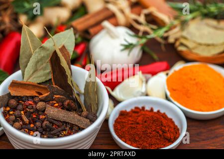 Bols de saveur. Un assortiment d'épices colorées. Banque D'Images