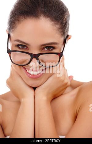 La vraie beauté vient de l'intérieur. Portrait d'une belle jeune femme portant des lunettes dans un studio Banque D'Images