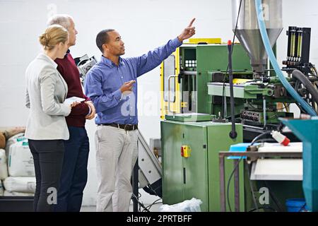 Inspection d'entretien périodique. Un responsable inspecte les machines de l'usine Banque D'Images