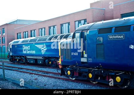 Classe 37422 victorieuse et classe 57 poignardée à la gare de York, en Angleterre Banque D'Images