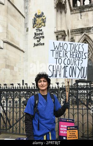 Cours royales de justice, Londres, Royaume-Uni. 27th avril 2023. La manifestation de MRC et de partisans contre les ministres s'applique à la haute cour pour mettre fin à une partie de la grève des infirmières en Angleterre devant les cours royales de justice de Londres. Crédit : voir Li/Picture Capital/Alamy Live News Banque D'Images