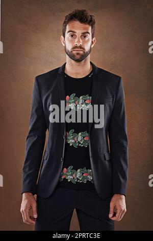 Le style, pour moi, doit être sans effort. Photo studio d'un jeune homme habillé avec élégance Banque D'Images