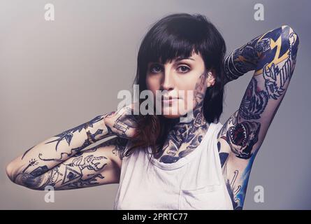 Parfait. Un petit portrait de studio d'une jeune femme tatouée. Banque D'Images