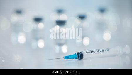 Aiguille de vaccin Covid pour le botox, les médicaments pharmaceutiques médicaux ou la médecine du cancer en laboratoire de recherche sur le virus corona ou en pharmacie, aiguille pour les soins de santé, hôpital ou clinique expérience de l'innovation Banque D'Images