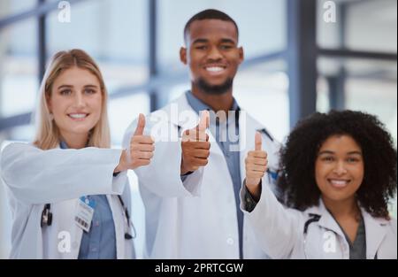 Pouces vers le haut, mains et médecins dans le succès de l'hôpital avec merci, gagnant ou confiance dans le bien-être médical. Sourire heureux portrait, geste ou diversité travail d'équipe collaboration de l'agent d'assurance de santé Banque D'Images