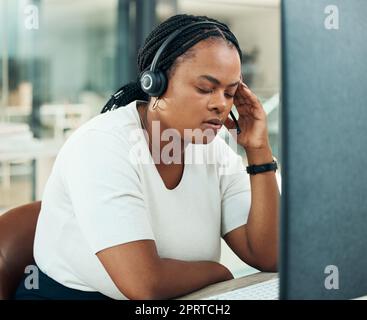 Stress, mal de tête et femme noire avec l'ordinateur du centre d'appels dans nous contacter, télémarketing et bureau de service à la clientèle. Santé mentale, épuisement ou anxiété dans la société de consultation crm avec la défaillance technologique Banque D'Images