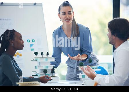 Collaboration, travail d'équipe et réunion d'architecte avec 3D conception pour le développement de projet de construction ou de croissance d'entreprise. Groupe de personnes ou directeur de la création avec stratégie et budget du plan d'étage de l'architecture Banque D'Images