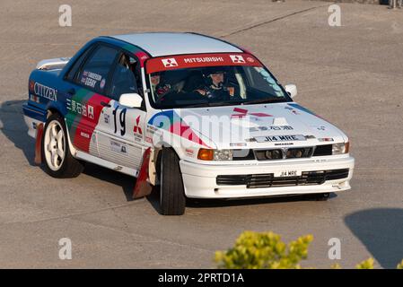 Guy Anderson pilotant un Mitsubishi Galant VR4 en compétition dans le Corbeau sièges rallye sur le front de mer à Clacton on Sea, Essex, Royaume-Uni. Pilote CO Kim Gray Banque D'Images