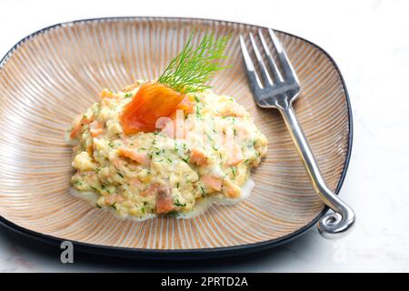 œufs brouillés avec saumon fumé Banque D'Images