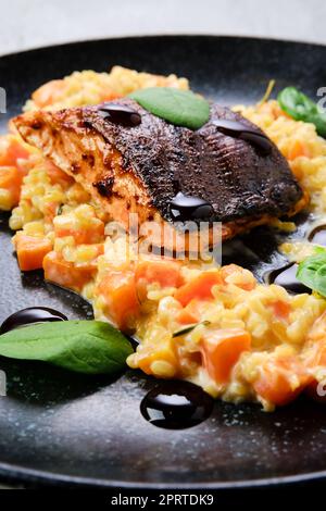 Vue rapprochée du steak de saumon frit servi avec bulgur et patate douce Banque D'Images