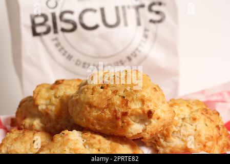 Biscuits au fromage à l'ail frais avec biscuit affiche en arrière-plan DOF peu profonde Banque D'Images