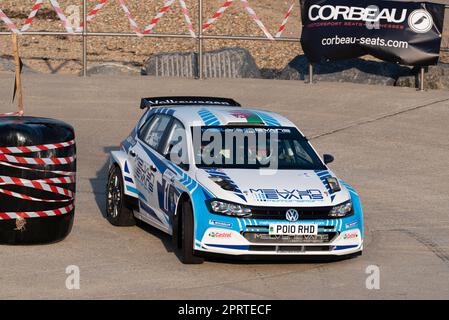 Melvyn Evans conduisant un Volkswagen Polo GTI R5 en compétition dans le Corbeau sièges rallye sur le front de mer à Clacton on Sea, Essex, Royaume-Uni. Pilote CO Aled Davies Banque D'Images