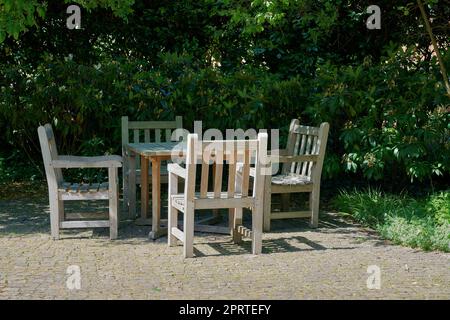 Chaises et table pour se reposer dans un coin confortable dans le jardin Banque D'Images