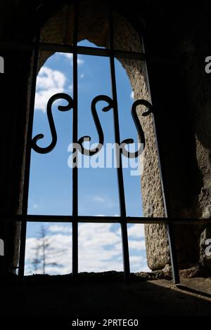 Grille de fenêtre en fer forgé sur le Kaiserturm historique de 1902 à Wernigerode en Allemagne Banque D'Images