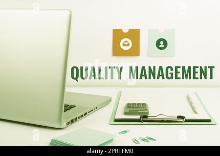 Affiche textuelle montrant la gestion de la Quality Maintain Excellence Level High Standard Product Services. Photo conceptuelle maintenir le niveau d'excellence Services de produits de haute qualité Banque D'Images