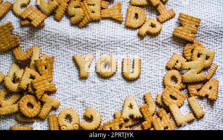 Trouvez vos cookies sous la forme de mots de prope de l'alphabet des cookies faits maison sur fond blanc foncé. Wocookies sous la forme de l'alphabet perspective .heureux de cookies faits maison sur fond blanc foncé. Concept de cookies heureux. concept de cookies rds. Banque D'Images