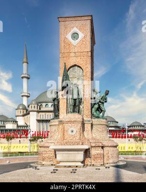 Monument de la République, ou statue de Cumhuriyet Aniti, avec la mosquée Taksim en arrière-plan, à la place Taksim, Istanbul, Turquie Banque D'Images