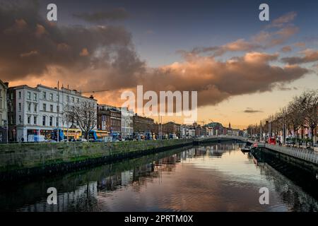 Dublin, le 2019 novembre tôt le matin, lever du soleil, sur le quai animé de Wellington avec vue sur le pont Hapenny traversant la rivière Liffey Banque D'Images