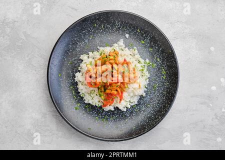 Vue de dessus du bœuf tiré avec des légumes cuits à la vapeur et du riz bouilli Banque D'Images