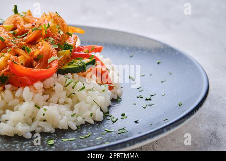 Vue en gros plan du bœuf tiré avec des légumes cuits à la vapeur et du riz bouilli Banque D'Images