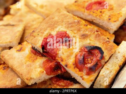 Focaccia des pouilles maison fraîchement cuite avec tomates coupées en tranches de près. Focaccia de Barese Banque D'Images