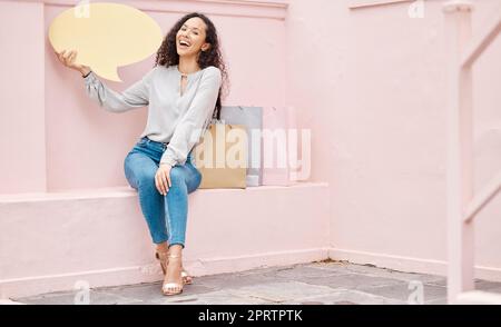 Femme magasiner avec des discours, des annonces de médias sociaux ou de la bulle de discours sur fond de mur rose et mockup. Client de détail avec un panneau vocal, de revue ou de discussion pour les achats en ligne, le commerce électronique ou la vente au détail Banque D'Images