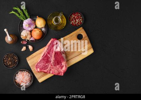 Vue en hauteur du steak de portreuse cru avec épice prêt à cuire Banque D'Images