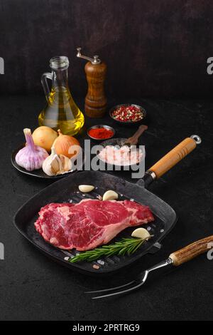 Steak de ribeye cru, viande désossée de bœuf de qualité supérieure sur le gril Banque D'Images