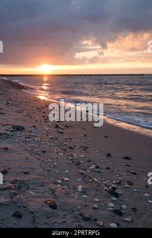 Coucher de soleil sur la mer Baltique. Mer, haricots couleurs fortes. Vacances sur la plage. Paysage Banque D'Images