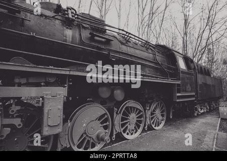 Locomotive à vapeur en blanc noir, garée à un terminal. Historique Banque D'Images