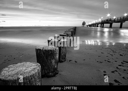 La jetée de Zingst sur la mer Baltique, avec une longue exposition en noir et blanc. Banque D'Images