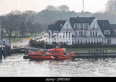 Bateau-pilote amarré à l'entrée du port en face de Warnemunde, dans le nord de l'Allemagne. Banque D'Images