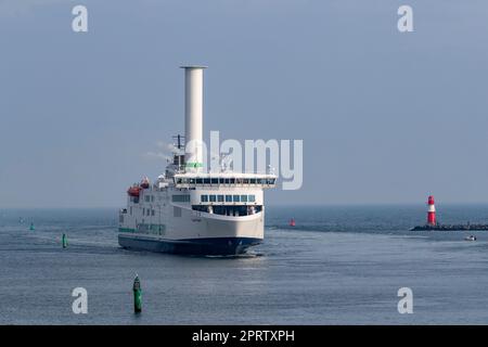 Le ferry hybride de Scandilines entre à l'entrée du port de Warnemunde, dans le nord de l'Allemagne. Banque D'Images