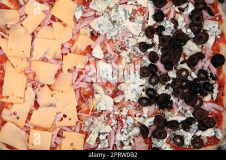 pizza au fromage maison cru avant la cuisson Banque D'Images