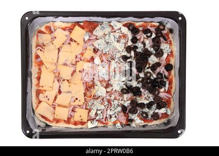 pizza au fromage maison cru avant la cuisson Banque D'Images