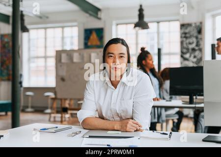 Portrait d'homme d'affaires au bureau dans un bureau moderne Banque D'Images